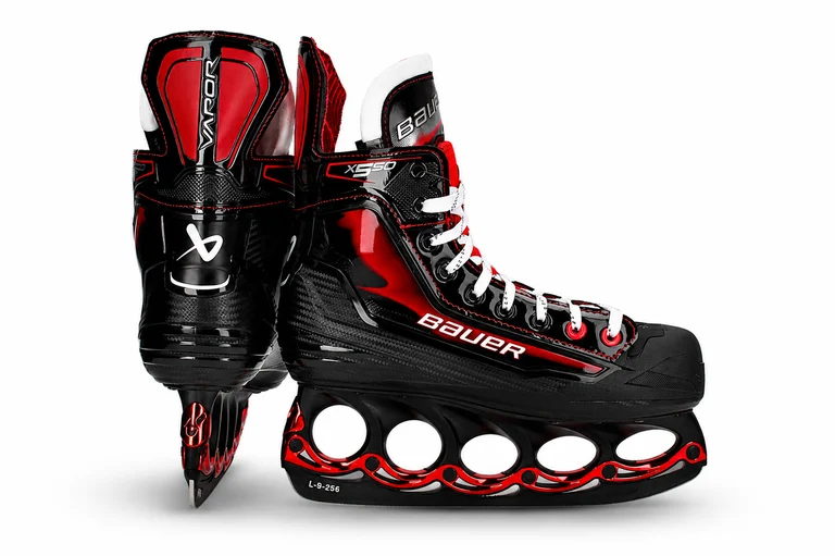 Bauer X 550 als Paar mit schwarzem t-blade System und metallisch roten Akzenten